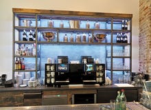 Innerhalb der Bar mit Flaschen und Getränken stockbild Innerhalb der Bar mit Flaschen und Getränken stockbild