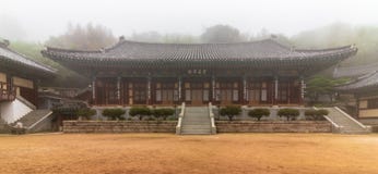 Innerhalb des Panoramas des koreanischen buddhistischen Tempels Daeseongam, große Heilig-Einsiedlerei, nahe Beomeosa an einem neb lizenzfreie stockfotos Innerhalb des Panoramas des koreanischen buddhistischen Tempels Daeseongam, große Heilig-Einsiedlerei, nahe Beomeosa an einem neb lizenzfreie stockfotos