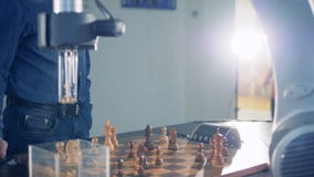 Innovatieve gokkenmededinger, robot het spelen schaak met een mens Futuristisch robotachtig concept Innovatieve gokkenmededinger, robot het spelen schaak met een mens Futuristisch robotachtig concept