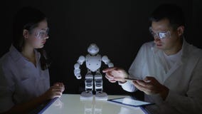 Innowacji mechaniczna technologia, naukowów inżyniery sprawdza funkcjonalność mądrze robot w nowożytnym laboratorium zbiory Innowacji mechaniczna technologia, naukowów inżyniery sprawdza funkcjonalność mądrze robot w nowożytnym laboratorium zbiory