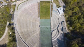 Innsbruck, Autriche, le 21 avril 2018 Le stade de la tour de colline de sauter de ski et de la voie photos stock Innsbruck, Autriche, le 21 avril 2018 Le stade de la tour de colline de sauter de ski et de la voie photos stock
