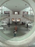 Inom av ett modernt stilmuseum som ses av ett runt fönster italy rome arkivfoton Inom av ett modernt stilmuseum som ses av ett runt fönster italy rome arkivfoton