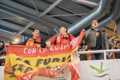 Inomhus footsal match av landslag av Spanien och Brasilien på den Multiusos paviljongen av Caceres arkivfoto Inomhus footsal match av landslag av Spanien och Brasilien på den Multiusos paviljongen av Caceres arkivfoto