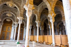 Inomhus sikt av Malik ibn Anas Mosque i Carthage, Tunisien arkivbilder Inomhus sikt av Malik ibn Anas Mosque i Carthage, Tunisien arkivbilder