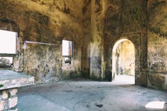 Inre av Abandoned den kristna kyrkan överst av det Bokor berget i den Preah Monivong nationalparken, Kampot, Cambodja royaltyfri bild Inre av Abandoned den kristna kyrkan överst av det Bokor berget i den Preah Monivong nationalparken, Kampot, Cambodja royaltyfri bild