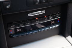 Inre av den bilMercedes Benz E-grupp E250 avantgarden med en sikt av instrumentbrädan, klimat-kontroll med svart klippning royaltyfria foton Inre av den bilMercedes Benz E-grupp E250 avantgarden med en sikt av instrumentbrädan, klimat-kontroll med svart klippning royaltyfria foton