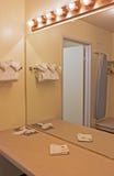 Inre av den moderna badrummiljön i pastellfärgade färger royaltyfri bild Inre av den moderna badrummiljön i pastellfärgade färger royaltyfri bild