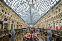 Inre av GUMMIshoppinggallerian p? den r?da fyrkanten i Moskva, Ryssland royaltyfri fotografi Inre av GUMMIshoppinggallerian p? den r?da fyrkanten i Moskva, Ryssland royaltyfri fotografi
