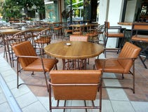 Inre desingn av en kaférestaurang, brunt bordlägger och stolar royaltyfri foto Inre desingn av en kaférestaurang, brunt bordlägger och stolar royaltyfri foto