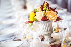 Inre tabellgarnering för härlig restaurang för att gifta sig eller händelse Färger för höst för Decoration/för blommabrölloptabel Royaltyfri Fotografi Inre tabellgarnering för härlig restaurang för att gifta sig eller händelse Färger för höst för Decoration/för blommabrölloptabel Royaltyfri Fotografi