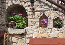 Inre trappa hemma med blommor i gatan royaltyfri fotografi Inre trappa hemma med blommor i gatan royaltyfri fotografi