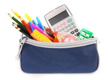 Insacchi con gli strumenti della scuola su un fondo bianco Fotografia Stock Insacchi con gli strumenti della scuola su un fondo bianco Fotografia Stock