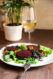 Insalata della bistecca della barbabietola con la salsa, l'uva e le noci di formaggio blu fotografia stock Insalata della bistecca della barbabietola con la salsa, l'uva e le noci di formaggio blu fotografia stock