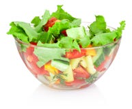 Insalata della verdura fresca in ciotola di vetro isolata su fondo bianco fotografia stock libera da diritti Insalata della verdura fresca in ciotola di vetro isolata su fondo bianco fotografia stock libera da diritti