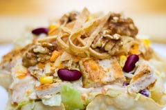 Insalata di Caesar con i fagioli in una ciotola del pane immagini stock Insalata di Caesar con i fagioli in una ciotola del pane immagini stock