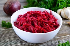Insalata di verdure dalle barbabietole fresche Insalata piccante coreana in ciotola su una tavola di legno immagine stock Insalata di verdure dalle barbabietole fresche Insalata piccante coreana in ciotola su una tavola di legno immagine stock