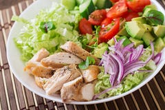 Insalata dietetica con il pollo, avocado, cetriolo, pomodoro immagine stock Insalata dietetica con il pollo, avocado, cetriolo, pomodoro immagine stock