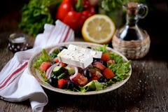 Insalata greca classica dai pomodori, dai cetrioli, dal peperone, dalla cipolla con le olive, dall'origano e dal feta Fotografie Stock Insalata greca classica dai pomodori, dai cetrioli, dal peperone, dalla cipolla con le olive, dall'origano e dal feta Fotografie Stock