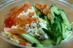 Insalata leggera fresca dei cetrioli, pomodori, cavolo, dadi fotografia stock libera da diritti Insalata leggera fresca dei cetrioli, pomodori, cavolo, dadi fotografia stock libera da diritti