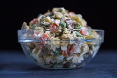 Insalata russa o insalata Olivier nel fondo scuro della ciotola di vetro fotografie stock Insalata russa o insalata Olivier nel fondo scuro della ciotola di vetro fotografie stock