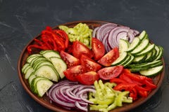 Insalata sana del pomodoro, della cipolla rossa, del pepe e dei cetrioli fotografia stock libera da diritti Insalata sana del pomodoro, della cipolla rossa, del pepe e dei cetrioli fotografia stock libera da diritti