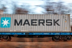 Inscription de Maersk sur un conteneur passant un chariot ferroviaire dans la perspective du paysage d'automne de la Russie dans image stock Inscription de Maersk sur un conteneur passant un chariot ferroviaire dans la perspective du paysage d'automne de la Russie dans image stock