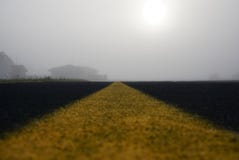 Inscription sur la piste vide d'aéroport avec des bâtiments dans un brouillard Sunrize image libre de droits Inscription sur la piste vide d'aéroport avec des bâtiments dans un brouillard Sunrize image libre de droits
