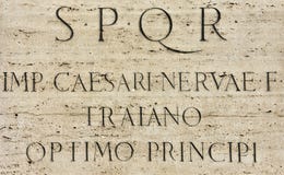 Inscrição latino de Roman Emperor Trajan fotografia de stock Inscrição latino de Roman Emperor Trajan fotografia de stock