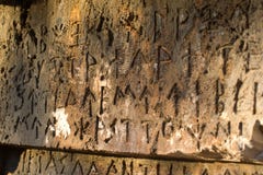 Inscrição no túmulo velho na língua grega Caráteres, símbolos hieroglyphs imagens de stock Inscrição no túmulo velho na língua grega Caráteres, símbolos hieroglyphs imagens de stock