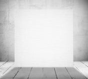 Insegna in bianco in una vecchia stanza bianca Immagine Stock Insegna in bianco in una vecchia stanza bianca Immagine Stock