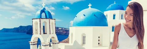 Insegna della donna di viaggio turistico di Europa - OIA Santorini fotografia stock Insegna della donna di viaggio turistico di Europa - OIA Santorini fotografia stock