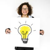 Insegna della tenuta della ragazza con la lampadina Immagine Stock Libera da Diritti Insegna della tenuta della ragazza con la lampadina Immagine Stock Libera da Diritti