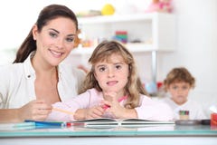 Insegnante di scuola primaria immagine stock libera da diritti Insegnante di scuola primaria immagine stock libera da diritti