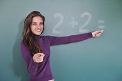 Insegnante per la matematica davanti alla lavagna fotografia stock Insegnante per la matematica davanti alla lavagna fotografia stock