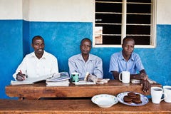 Insegnanti vicino a Jinja nell'Uganda immagine stock libera da diritti Insegnanti vicino a Jinja nell'Uganda immagine stock libera da diritti