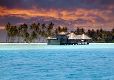 Insel im Ozean, Sonnenuntergang der overwater Landhäuser zu der Zeit stockbilder Insel im Ozean, Sonnenuntergang der overwater Landhäuser zu der Zeit stockbilder