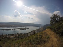 Insel mitten in Donau lizenzfreie stockfotos Insel mitten in Donau lizenzfreie stockfotos