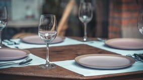 Insieme alla moda del tavolo da pranzo dell'articolo da cucina fotografia stock libera da diritti Insieme alla moda del tavolo da pranzo dell'articolo da cucina fotografia stock libera da diritti