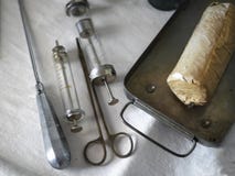 Insieme degli strumenti medici d'annata su un panno bianco immagini stock Insieme degli strumenti medici d'annata su un panno bianco immagini stock