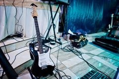 Insieme degli strumenti musicali Chitarra e tamburi Immagine Stock Insieme degli strumenti musicali Chitarra e tamburi Immagine Stock