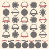 Insieme dei distintivi d'annata, delle etichette e del modello di logo Progettazione e di vettore illustrazione vettoriale Insieme dei distintivi d'annata, delle etichette e del modello di logo Progettazione e di vettore illustrazione vettoriale
