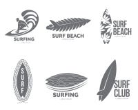 Insieme dei modelli praticanti il surfing di logo del grafico con il surfista ed il surf Fotografia Stock Libera da Diritti Insieme dei modelli praticanti il surfing di logo del grafico con il surfista ed il surf Fotografia Stock Libera da Diritti