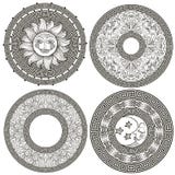 Insieme dei telai e delle rosette decorativi royalty illustrazione gratis Insieme dei telai e delle rosette decorativi royalty illustrazione gratis