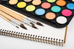 Insieme della pittura dell'acquerello e nuove spazzole con carta pulita Fotografie Stock Insieme della pittura dell'acquerello e nuove spazzole con carta pulita Fotografie Stock