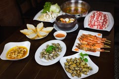 Insieme di frutti di mare vietnamiti con i gamberetti della tigre del barbecue, la lumaca dolce arrostita, lo scorrevole del pane Immagine Stock Libera da Diritti Insieme di frutti di mare vietnamiti con i gamberetti della tigre del barbecue, la lumaca dolce arrostita, lo scorrevole del pane Immagine Stock Libera da Diritti