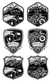 Insieme di retro distintivi con l'automobile ed il motociclo su fondo con le montagne illustrazione di stock Insieme di retro distintivi con l'automobile ed il motociclo su fondo con le montagne illustrazione di stock