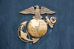 Insignia морской пехот Соединенных Штатов в золоте на сини стоковое фото rf Insignia морской пехот Соединенных Штатов в золоте на сини стоковое фото rf