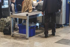 Inspection avant le vol de bagage de ` de passagers image stock Inspection avant le vol de bagage de ` de passagers image stock