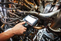 Inspection d'un turbomoteur utilisant un Endoscope visuel Recherche des défauts à l'intérieur de la turbine et du tir sur la vidé images libres de droits Inspection d'un turbomoteur utilisant un Endoscope visuel Recherche des défauts à l'intérieur de la turbine et du tir sur la vidé images libres de droits