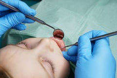 Inspektion von Milchz?hnen in der zahnmedizinischen Klinik lizenzfreie stockbilder Inspektion von Milchz?hnen in der zahnmedizinischen Klinik lizenzfreie stockbilder